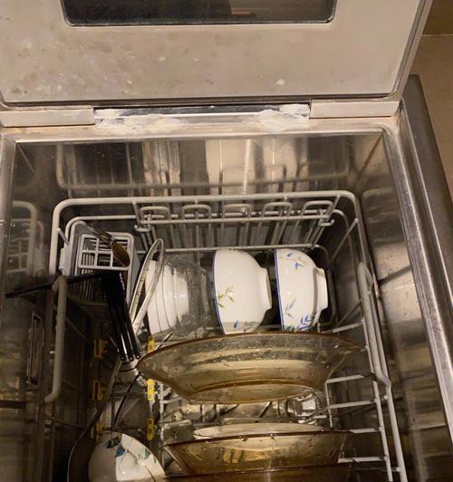 洗碗机漏水的原因及解决方法（厨房洗碗机漏水）