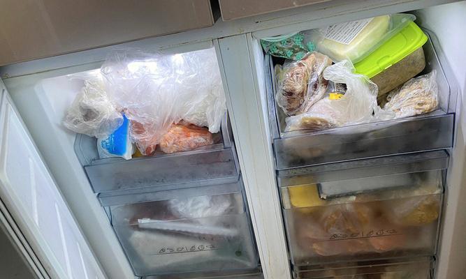 消除冰箱中肉类异味的有效方法（肉类保鲜技巧）